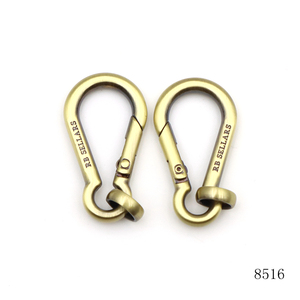 Bàn Chải Chống Brass Tùy Chỉnh Mang Nhãn Hiệu Tên Nhỏ <span class=keywords><strong>Carabiner</strong></span> Với <span class=keywords><strong>Ring</strong></span> Cho Keychain - Product Image 1