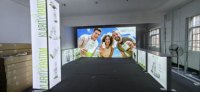Stand d'exposition modulaire portable en aluminium 20x20 pieds avec éclairage LED, caisson lumineux rétroéclairé 20x10 pieds avec film souple UV et 6 tables éclairées carrées
