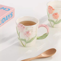 Tasse à tulipes créative dessinée à la main avec une esthétique élevée, tasse en céramique de style Instagram avec un design de niche, tasse à boire, tasse à café