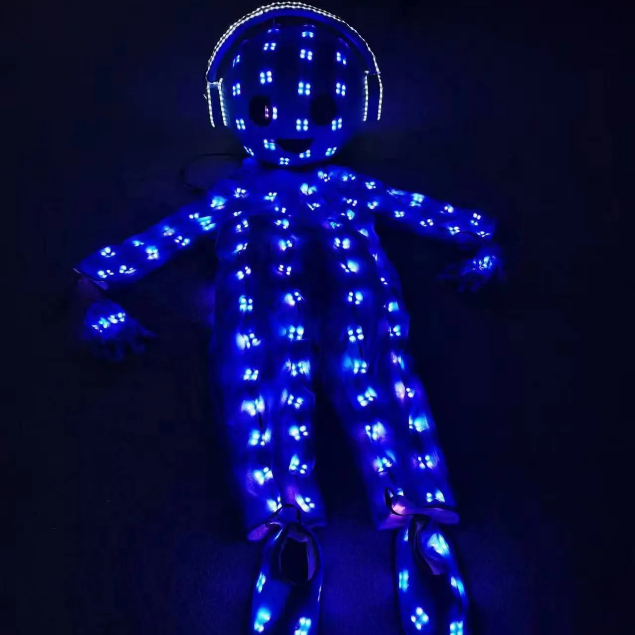 कवक नाइट क्लब रंग बदलते हुए रेवे चरण चमकदार नृत्य प्रदर्शन चमकदार सूट पहने हुए नृत्य ट्रोन रोबोट पोशाक पहनते हैं