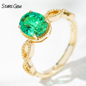 Anillo de Lujo Solitario de Oro de 18K con Banda Enrollada y Engaste de Garras, con Gema de Laboratorio Corte Esmeralda de 1.8ct (7*9mm) Chapada en Rodio StarsGem - Product Image 1