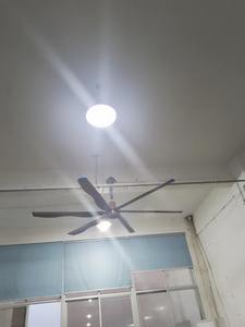 Ventilador de Techo Decorativo Estilo Americano Vintage de 10 pies HVLS, Ahorro de Energía, Moderno, Cobertura Alta de 210m, 3300m/min, Diseño Aerodinámico - Product Image 3