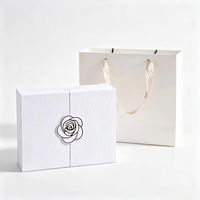 Boîte cadeau blanche à double porte, boîte rigide à rabat, décoration camélia, emballage de parfum, boîte cadeau pour mariage, anniversaire, festival, souvenir
