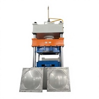 Presse hydraulique de 315 tonnes pour plaques de réservoirs d'eau en acier inoxydable. Procédé de moulage et d'étirage de réservoirs d'eau à trois essieux et quatre colonnes.