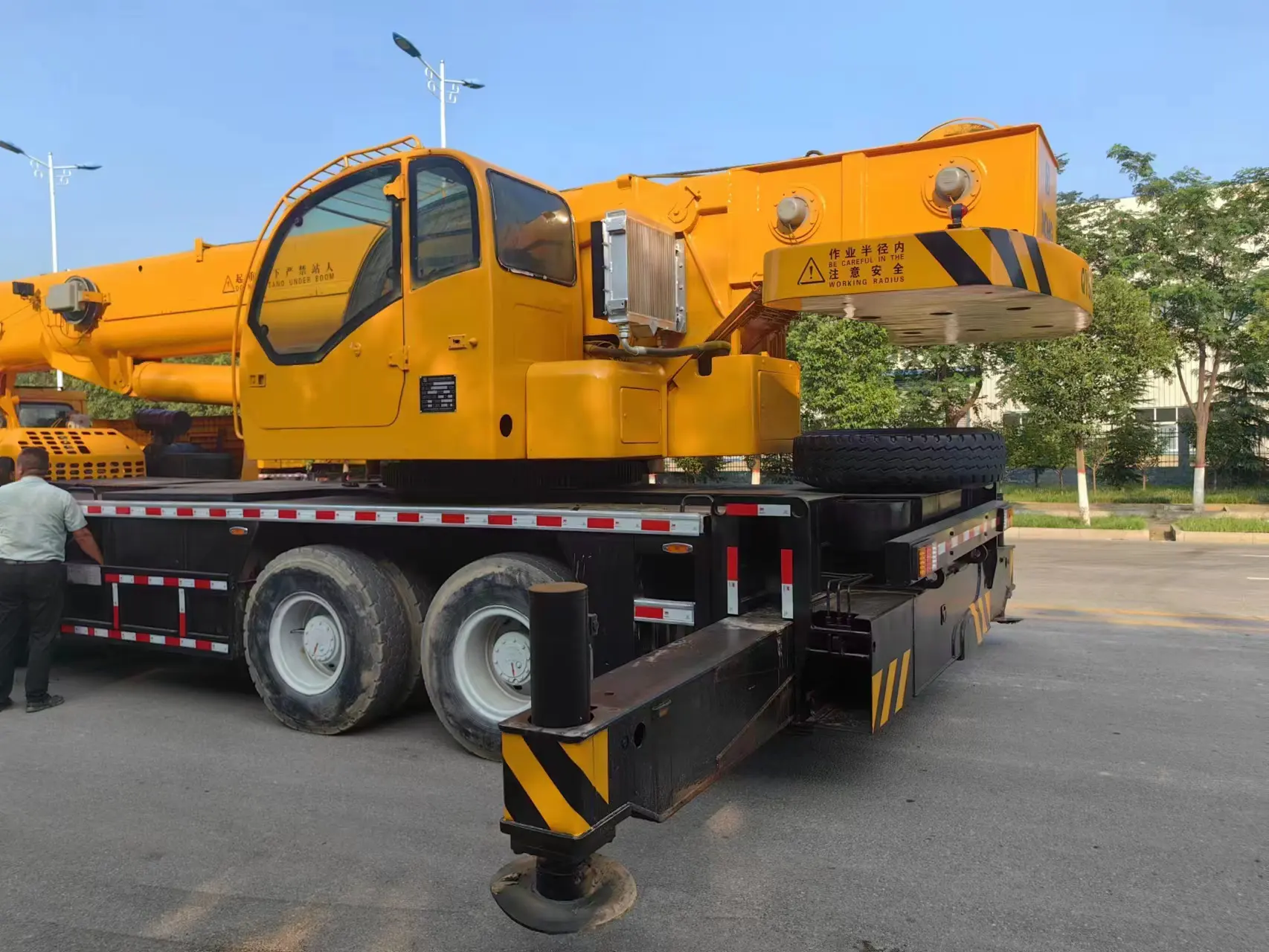 Nâng máy móc 50ton Xe Tải Cẩu qy50 sử dụng xe tải cần cẩu