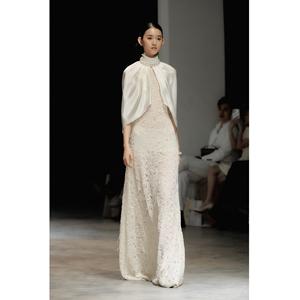 Nuevo Conjunto de Ropa para Mujer Best Lady ODM, Modelo CALLISTA COCOON CAPE, Cuello Mandarín, Corte Midi Regular, 89% Triacetato - 11% Poliéster - Product Image 1