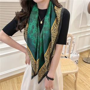 Foulard carré de luxe en satin de soie 100 % polyester, style européen-américain, 110 x 110 cm, en gros, type pashmina - Product Image 1