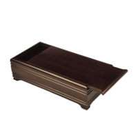 Boîte cadeau en bois massif foncé avec couvercle coulissant, logo personnalisé, surface polie, bande incrustée et pieds de base pour emballage de luxe et rangement de cadeaux