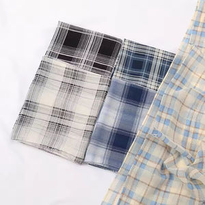 Bufanda Clásica a Cuadros con Diseño Azul y Blanco, Patrón Atemporal con Textura Suave Tejida para Uso Diario - Product Image 5