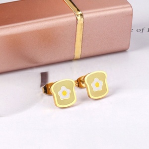 Boucles d'oreilles clous personnalisées pour enfants, motif œuf poché émaillé, en acier inoxydable plaqué or 18 carats, vente en gros - Product Image 4