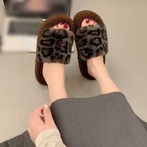 Chaussons plateforme tendance à imprimé léopard en fourrure pour l'extérieur - Product Image 6