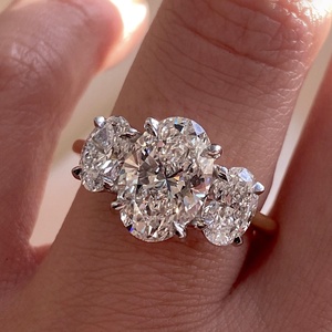 Anello di lusso personalizzato con marchio di lusso con anello di diamanti 14k/18k in <span class=keywords><strong>oro</strong></span> massiccio pieno di <span class=keywords><strong>fedi</strong></span> bianche/<span class=keywords><strong>rosa</strong></span>/<span class=keywords><strong>oro</strong></span> giallo Unisex - Product Image 1