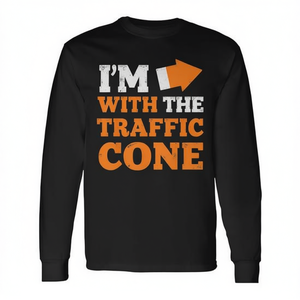 T-shirt à manches longues pour couple Halloween « I'm With The Traffic Cone » - Product Image 2