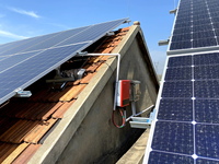 Système de montage solaire pour toitures en tuiles de béton pour projets photovoltaïques commerciaux et industriels, conception modulaire étanche, aménagement flexible, rapide