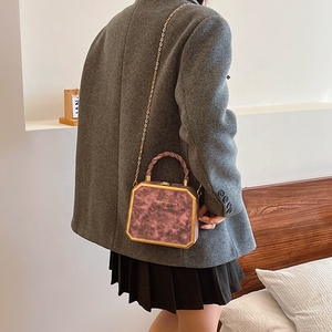 Bolsos de Mano de <span class=keywords><strong>PU</strong></span> para Mujer, Diseño 2025, con Cadena Dorada, Bolsos de Diseñador con Cadena, Bolso de Hombro, Bolsos de Lujo, Elegantes Bolsos de Mano para Mujer - Product Image 4