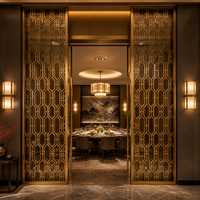 Paravent d'entrée en treillis géométrique doré avec porte en verre, séparateur de pièce sur mesure pour salle de bal d'hôtel