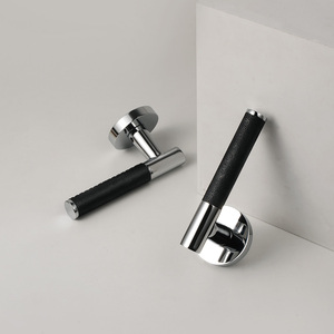 Poignée de porte moderne en cuir sur mesure, levier en laiton massif chromé avec poignée en cuir shagreen à motif lychee pour hôtel et villa - Product Image 1