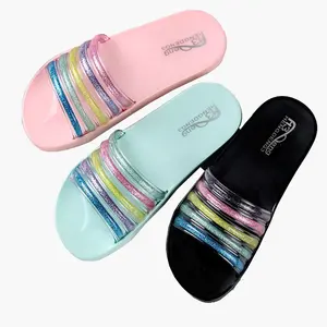Tongs de salle de bain personnalisées pour femmes, sandales d'été colorées en PVC antidérapantes, arc-en-ciel