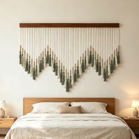 LUOYING EASTERN NATURE Tapisserie murale bohème en macramé en coton avec perles en bois et pompons, décoration de fond pour salon et chambre à coucher