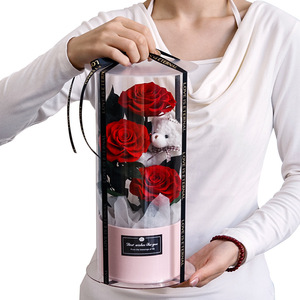 Bouquet Decorativo di Rose Eterne Vere Fatte a Mano, in Secchio Cilindrico, per San Valentino, a Tema Orso Transfrontaliero - Product Image 5