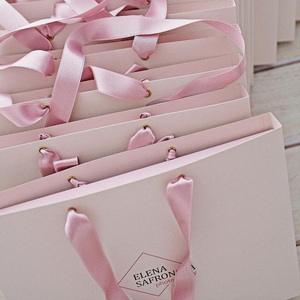 Sacs cadeaux pliables roses en carton recyclé avec logo personnalisé, poignée intégrée, pour vêtements, chaussures et sous-vêtements - Product Image 1