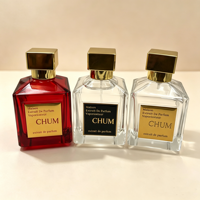 Flacon carré en verre de 50 ml avec logo personnalisé, vaporisateur à fine brume, couleur rouge, étiquette estampée à chaud et capuchon doré brillant.