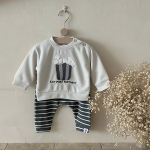 Conjunto Infantil Personalizado de Alta Calidad en Poliéster Suave, Camiseta con Cuello Redondo y Pantalones Deportivos a Rayas, Ropa de Dos Piezas para Bebé - Product Image 2