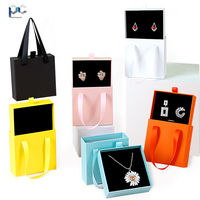Petit emballage de bijoux de luxe boîte-cadeau en velours avec conception de logo imprimé personnalisé avec gaufrage pour collier bague montre