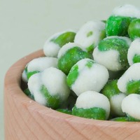 Collation quotidienne riche en protéines, nourriture saine, pois verts grillés enrobés de wasabi blanc