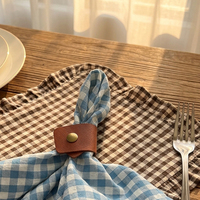 Ensemble de sets de table vintage à carreaux gingham avec bords volantés, serviettes à carreaux multicolores à volants, anneaux de serviette en cuir, décoration de table de Noël style ferme