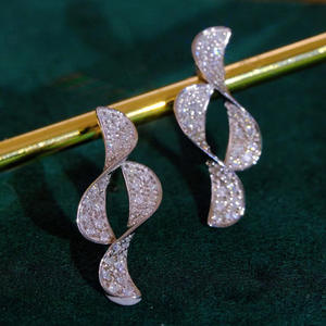 Boucles d'oreilles en or blanc E3513 avec diamants, bijoux de luxe pour femmes, diamants naturels, design torsadé, clous d'oreilles imposants - Product Image 4