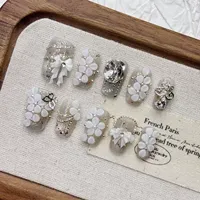 Faux ongles à presser en gros, faits à la main, blancs, peints à la main, courts, forme amande, en acrylique, avec accents floraux