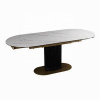 Table à manger extensible ovale moderne de luxe en pierre frittée avec base dorée cannelée, 6 à 8 places, mobilier de salle à manger pour usage commercial et hôtelier