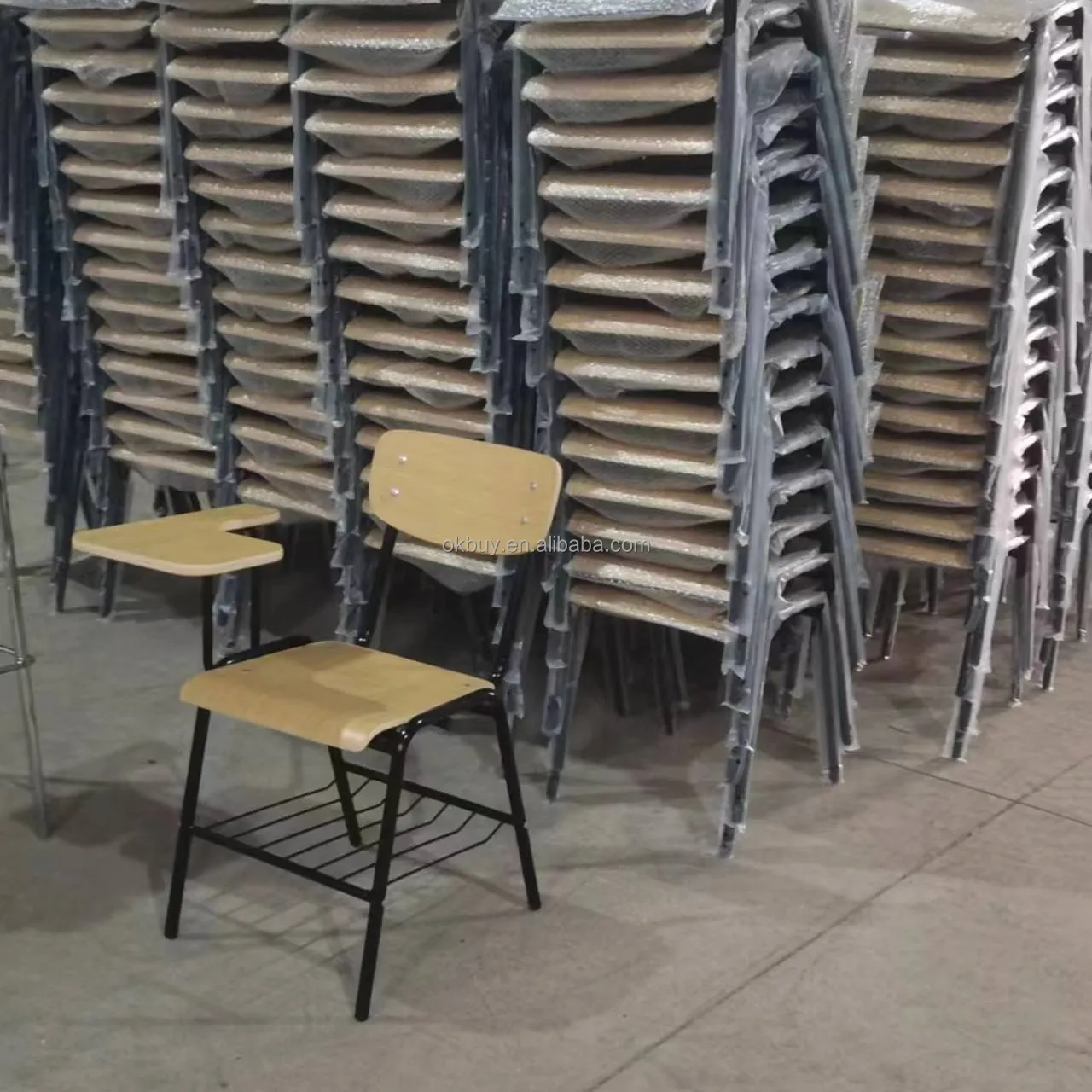 Fabbrica diretta diversi stili e disegni di legno sedile dello schienale in metallo gamba dello studente sedie aula sedia con blocco di scrittura