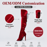 Bottes longues originales en velours rouge avec empiècements en dentelle blanche, sangle élastique haute, plusieurs modes de port, talons, bottes au-dessus du genou