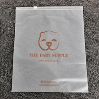Sacs refermables en PE durables et résistants à l'humidité avec logo personnalisé imprimé, fermeture éclair supérieure et sérigraphie pour l'emballage de vêtements