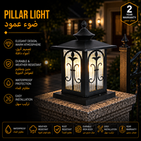 Lampe de poteau extérieure moderne avec accent décoratif en métal festonné et verre cannelé
