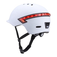 Casque intelligent moulé en PC de haute qualité de conception OEM Contrôleur LED Casques de vélo extérieurs rechargeables à distance pour l'équitation
