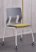 Les fabricants fournissent des meubles de bureau portables de luxe, des chaises de bureau en plastique empilables et durables.