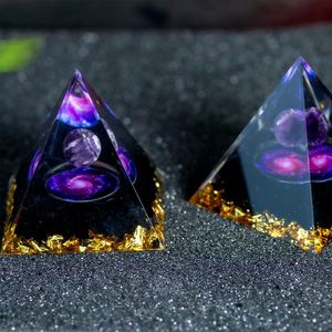 Figurine pyramidale artistique en résine d'améthyste à polymérisation à chaud - Ornement unique en cristal pour la décoration des chakras, pour la maison et le bureau - Product Image 1