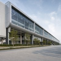 Salle d'exposition et salle de présentation en structure acier moderne pour la présentation de produits industriels et les événements
