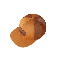 Gorra trucker de ala plana, gorra snapback de malla con logo de cuero en relieve, sombrero de pesca transpirable estilo western para hombre