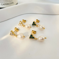 Boucles d'oreilles tendance en acier inoxydable plaqué or 18 carats avec trois diamants et perles d'eau douce, bijoux