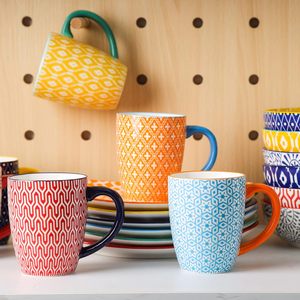 Juego de Tazas de Café de Cerámica y Porcelana de 16 oz, con Asas de Colores, Aptas para Lavavajillas, Horno y Microondas, en Varios Colores y Diseños - Product Image 1
