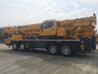 Grue mobile hydraulique sur camion QY70KH de 70 tonnes avec une hauteur de levage maximale de 62,5 m et une flèche de 12 m pour les projets de construction à levage élevé