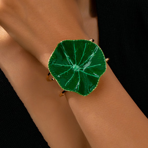 <span class=keywords><strong>Bracelet</strong></span> ouvert en forme de feuille de <span class=keywords><strong>lotus</strong></span> coloré et tendance Kaimei 2026, <span class=keywords><strong>bracelet</strong></span> en émail vert pour femmes, grand <span class=keywords><strong>bracelet</strong></span> manchette - Product Image 5