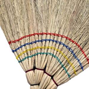 Escoba de hierba de sorgo natural hecha a mano, escoba tradicional para limpieza de pisos con mango de madera para barrer en el hogar y al aire libre - Product Image 3