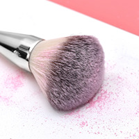 Pinceau de maquillage professionnel en gros, grand format, à poils synthétiques moelleux, pour blush et contour, pour estomper le maquillage du visage
