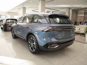 SUV <span class=keywords><strong>2</strong></span>.0T 261HP L4 4 roues motrices <span class=keywords><strong>Lincoln</strong></span> Nautilus 2025 <span class=keywords><strong>2</strong></span>.0T AWD Édition Premier <span class=keywords><strong>Plus</strong></span> pour une conduite polyvalente - Product Image 4