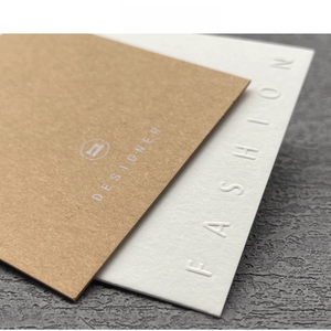 Tùy Chỉnh Sang Trọng Dập Nổi Logo Màu Be Giấy Kraft Giấy Treo Tag Thiết Lập Kết Cấu Thẻ Giấy Biểu Tượng Cá Nhân Thẻ Giấy Cho Quần Áo - Product Image 2